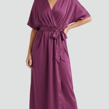 Abito midi elegante con scollo incrociato e cintura
